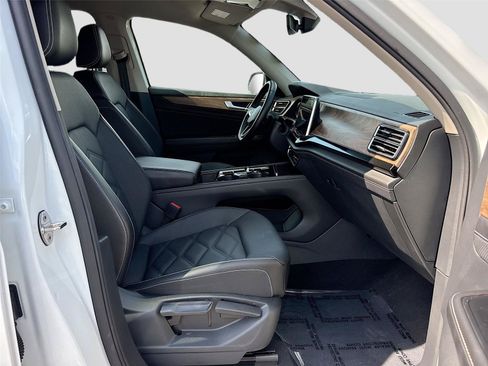 Used 2025 Volkswagen Atlas SE FWD image 32