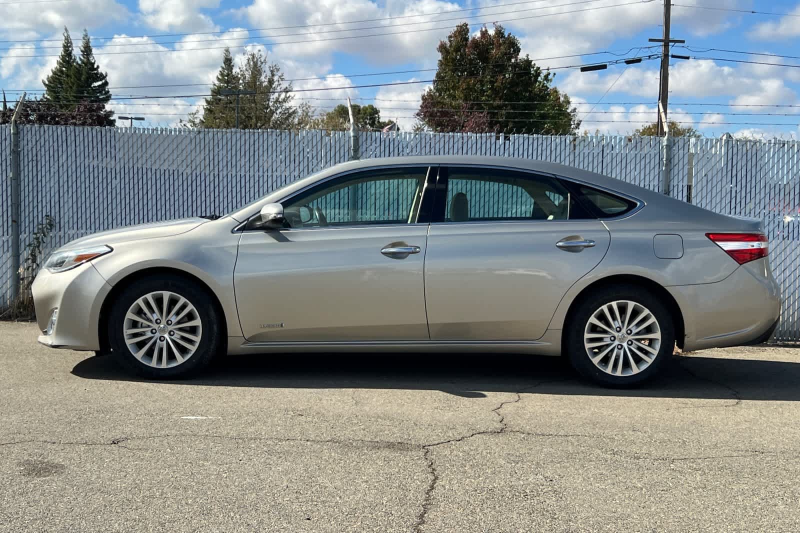 Used 2015 Toyota Avalon XLE Touring FWD image 2