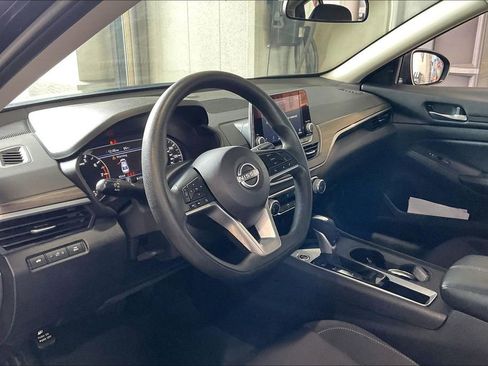 Used 2025 Nissan Altima 2.5 SV FWD image 4