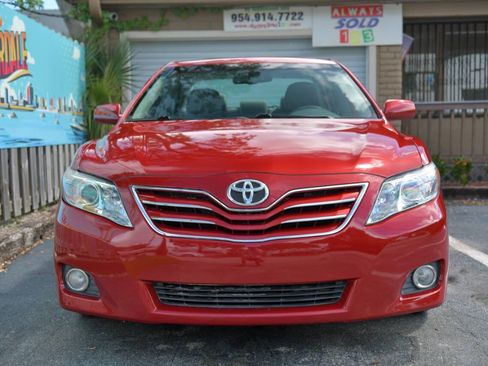 Used 2011 Toyota Camry XLE FWD image 2