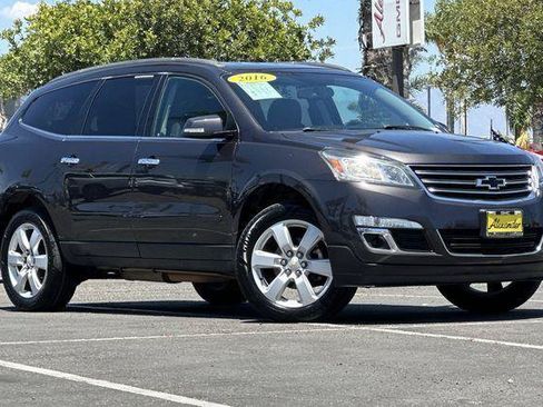 Used 2016 Chevrolet Traverse LT w/ Style and Technology Package FWD image 2