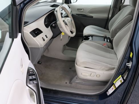 Used 2011 Toyota Sienna LE image 14