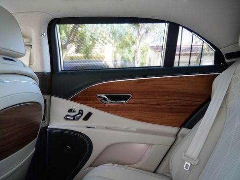 Used 2024 Bentley Flying Spur Azure image 23