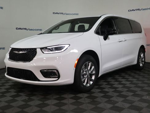 New 2026 Chrysler Pacifica Select image 13