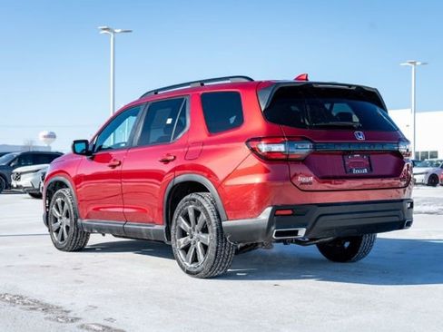 Used 2025 Honda Pilot Sport image 4