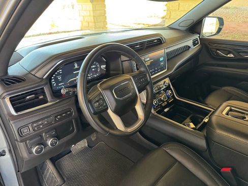 Used 2023 GMC Yukon XL Denali image 11