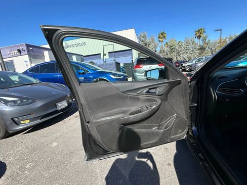 Used 2017 Chevrolet Malibu LT FWD image 11
