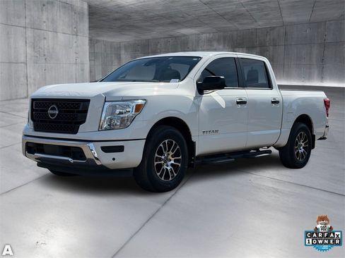 Used 2024 Nissan Titan SV w/ SV Convenience Package image 2