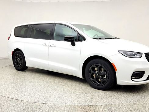 Used 2024 Chrysler Pacifica Limited FWD image 3