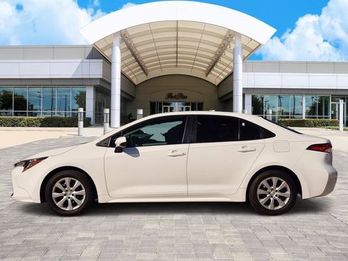 Used 2020 Toyota Corolla LE image 3