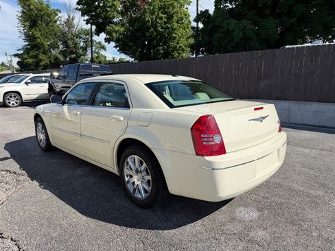 Used 2009 Chrysler 300 Touring RWD image 9
