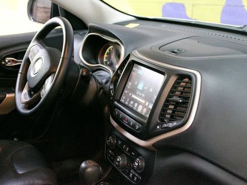 Used 2018 Jeep Cherokee Limited w/ Luxury Group AWD/4WD image 10