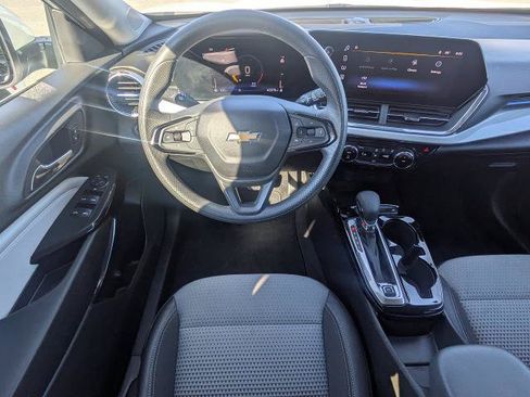 Certified 2025 Chevrolet Trax LT FWD image 16