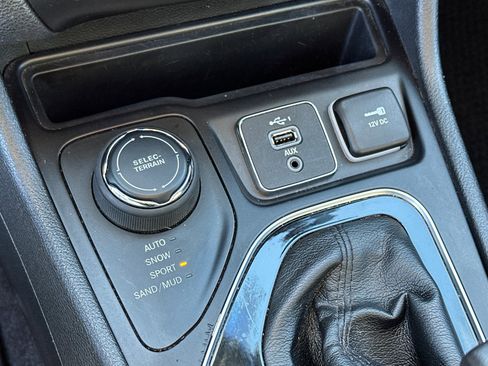 Used 2019 Jeep Cherokee Overland w/ Technology Group image 33