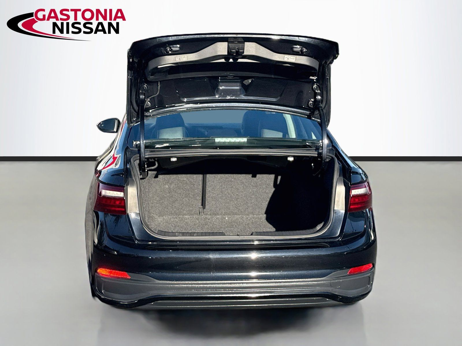 Used 2025 Volkswagen Jetta SE FWD image 34