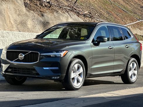 Certified 2022 Volvo XC60 B5 Momentum image 9