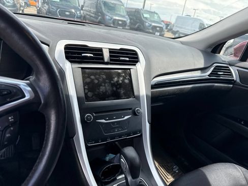 Used 2014 Ford Fusion SE FWD image 3