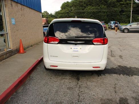 Used 2023 Chrysler Voyager LX FWD image 5