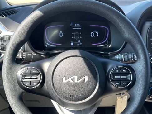 Used 2025 Kia Soul LX w/ LX Technology Package FWD image 9