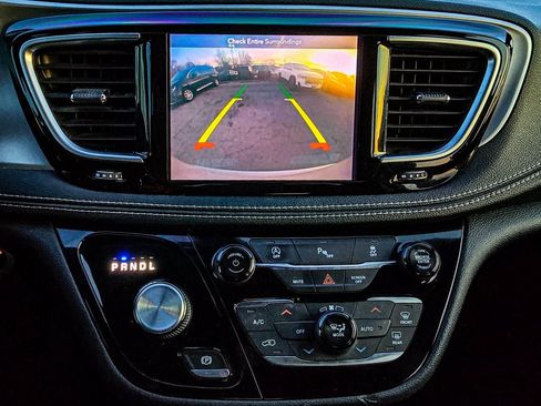 Used 2019 Chrysler Pacifica Limited w/ S Appearance Package image 16