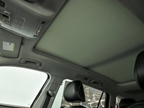 Certified 2022 Volkswagen Tiguan SE image 10