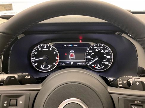 Certified 2025 Nissan Pathfinder SV image 21