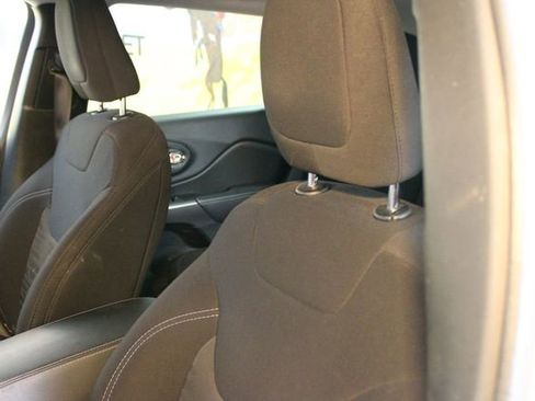 Used 2019 Jeep Cherokee Latitude w/ Cold Weather Group image 18
