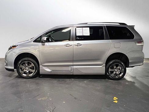 Used 2015 Toyota Sienna SE w/ SE Preferred Package image 6