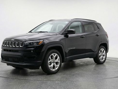 Used 2025 Jeep Compass Latitude AWD/4WD image 3