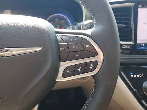 Used 2024 Chrysler Pacifica Touring-L AWD/4WD image 29
