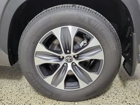 Used 2025 Toyota Highlander XLE FWD image 8