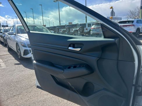 Used 2025 Nissan Altima 2.5 SV image 18