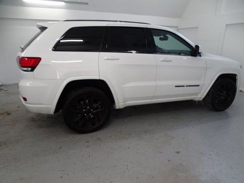 Used 2020 Jeep Grand Cherokee Altitude image 25