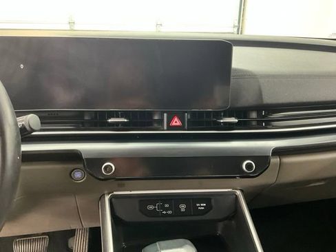 Used 2025 Kia Carnival FWD image 4