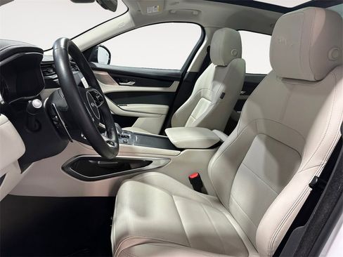 Used 2023 Jaguar F-PACE R-Dynamic S image 9