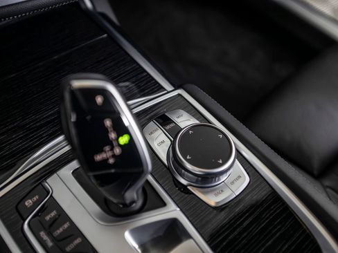 Used 2022 BMW 750i xDrive w/ M Sport Package image 33