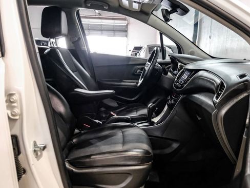 Used 2020 Chevrolet Trax LT w/ LT Convenience Package image 32