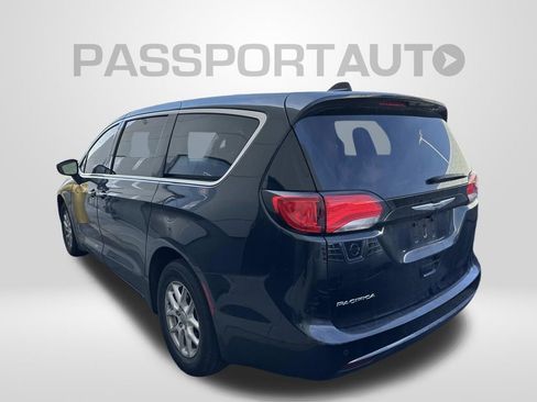 Used 2020 Chrysler Pacifica Touring image 5
