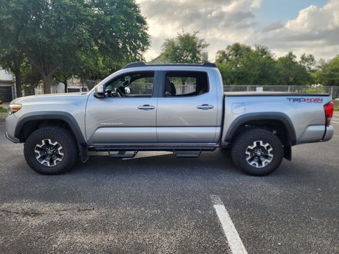 Used 2016 Toyota Tacoma TRD Off-Road AWD/4WD image 4