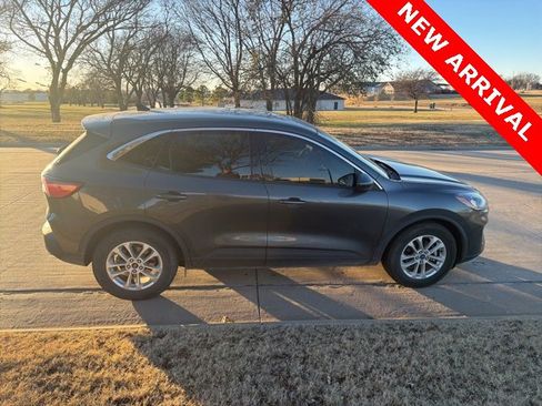 Used 2020 Ford Escape SE image 2