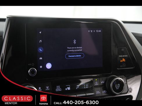 Used 2024 Toyota Highlander XLE FWD image 12