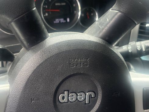 Used 2010 Jeep Grand Cherokee Laredo AWD/4WD image 16