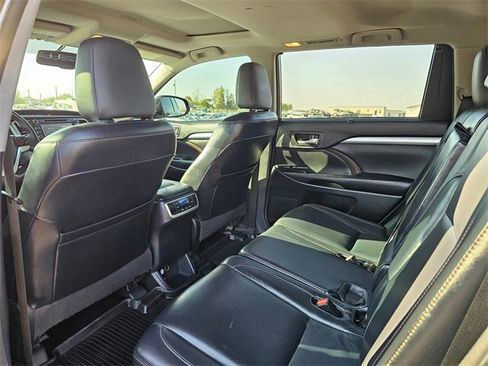 Used 2016 Toyota Highlander XLE image 12