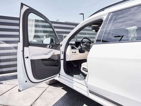 Used 2023 BMW ALPINA XB7 AWD/4WD image 32