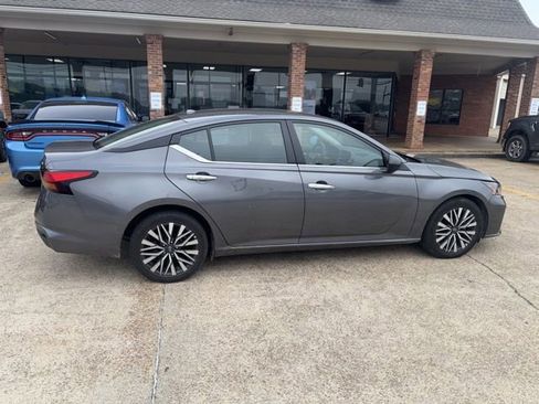 Used 2024 Nissan Altima 2.5 SV FWD image 5