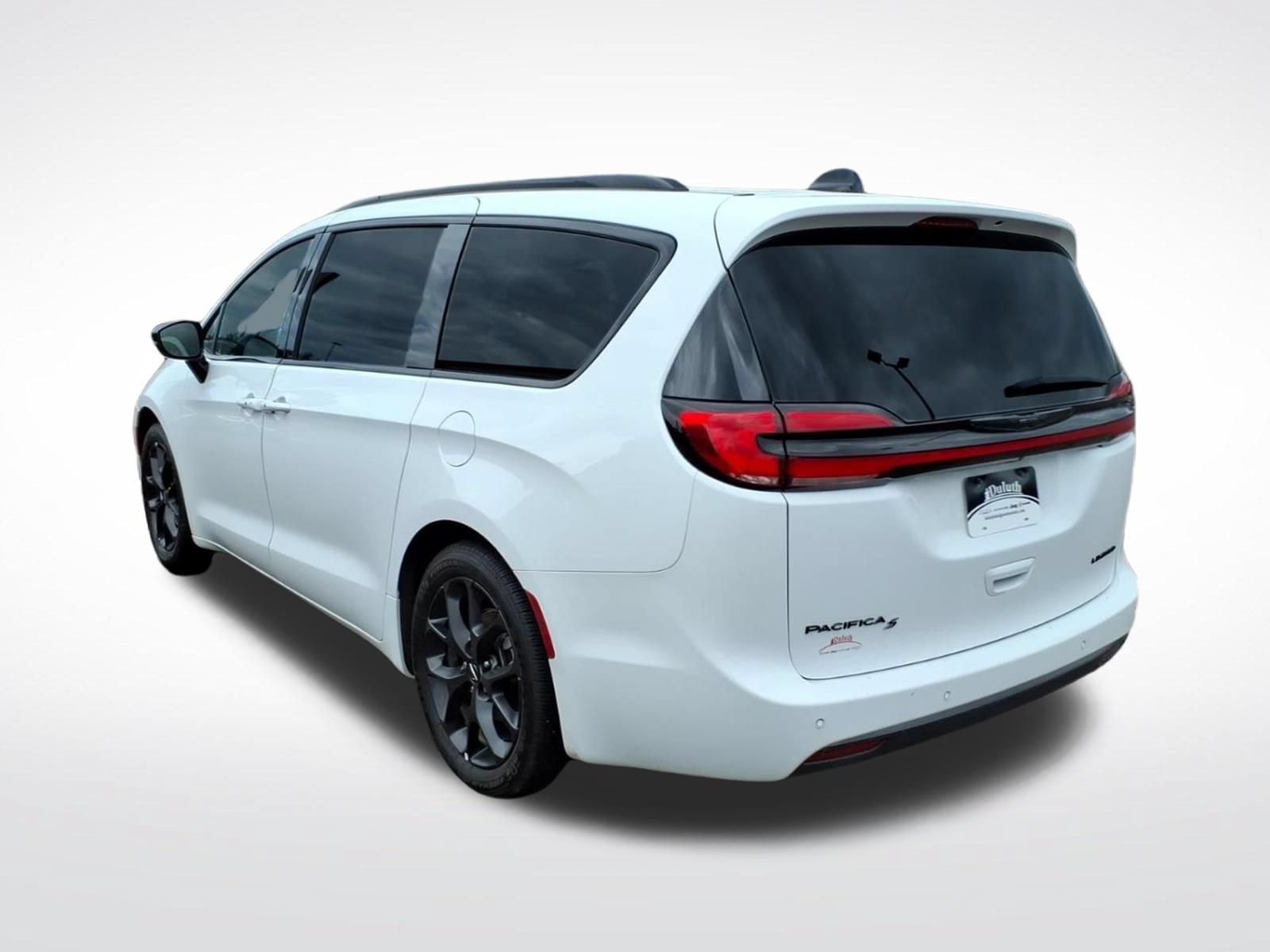 Used 2025 Chrysler Pacifica Limited FWD image 3