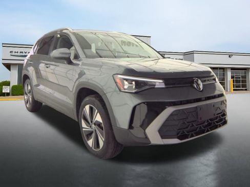Used 2025 Volkswagen Taos SE AWD/4WD image 8