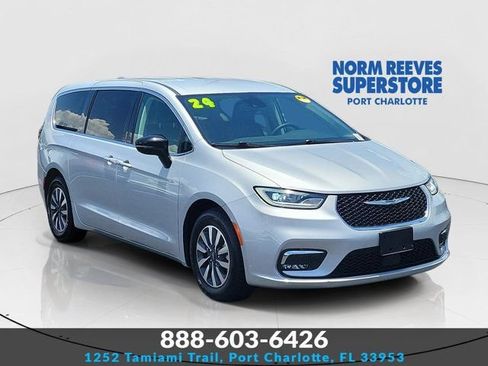 Used 2024 Chrysler Pacifica Limited FWD image 1