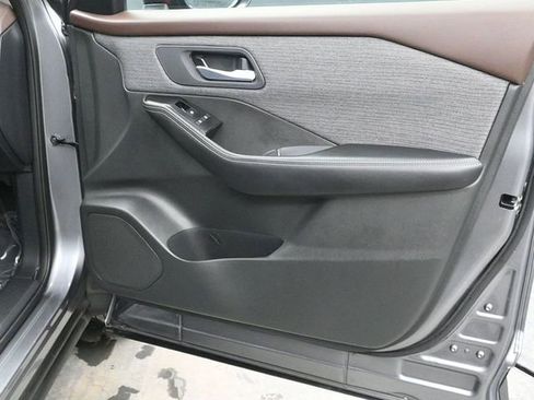 Used 2023 Nissan Rogue SV image 9