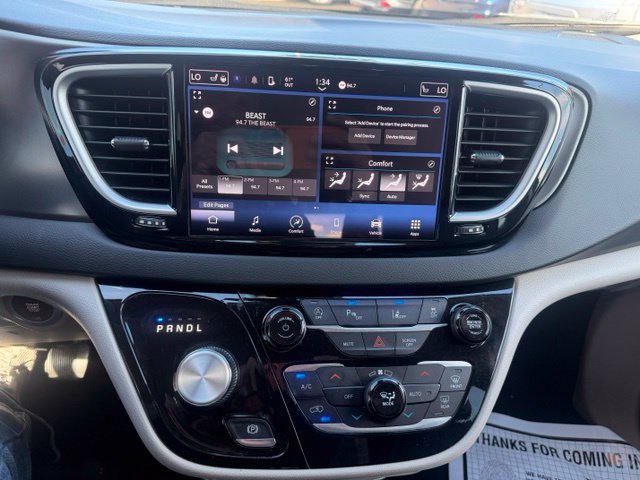 Used 2023 Chrysler Pacifica Touring-L FWD image 19